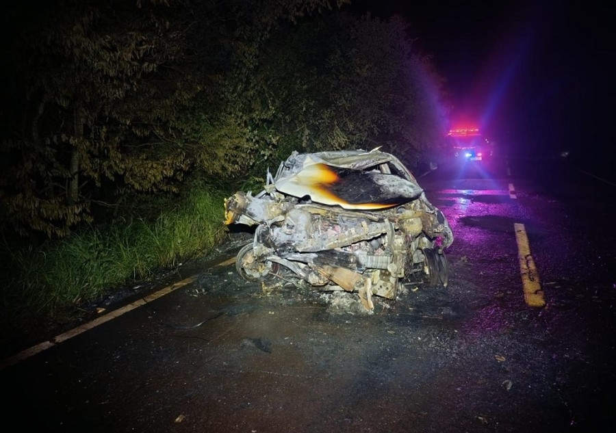 Carro sai da pista e pega fogo na MS-145, entre Deodápolis e Ipezal