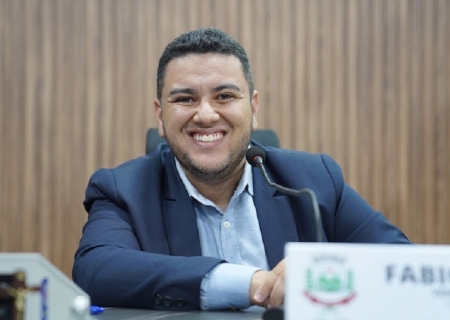 Fábio de Mello propõe redução da taxa de iluminação pública e desconto para quem tem energia solar em Batayporã