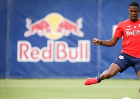 Bragantino multa zagueiro por fala machista contra árbitra