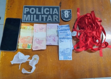 Mulher é presa por tráfico, desacato e resistência em Ivinhema e homem assume droga na delegacia