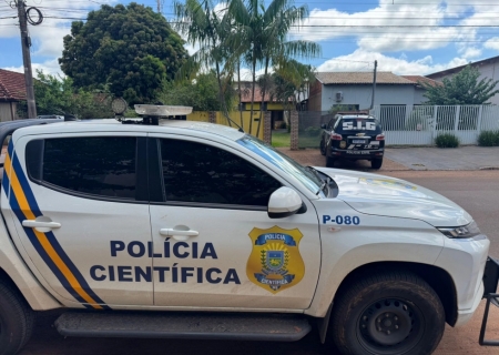 Polícia Civil e Polícia Científica realizam perícia em casa onde homem foi baleado em Nova Andradina