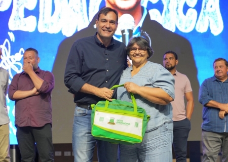 Nova Andradina abre ano letivo com entrega inédita do Kit do Professor