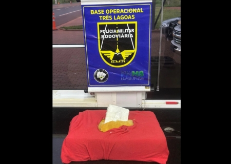 Passageiro de ônibus é flagrado com tablete de cocaína dentro de travesseiro na MS-112