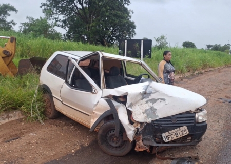 Colisão entre carro e carreta deixa servidora pública ferida na BR-267, em Nova Casa Verde