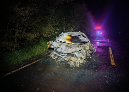 Carro sai da pista e pega fogo na MS-145, entre Deodápolis e Ipezal