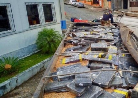 PRF do Paraná apreende mais de 1,6 t de maconha escondida em carga de soja carregada em Naviraí