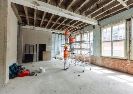 Reforma e ampliação de espaços: 5 soluções práticas para canteiro de obras