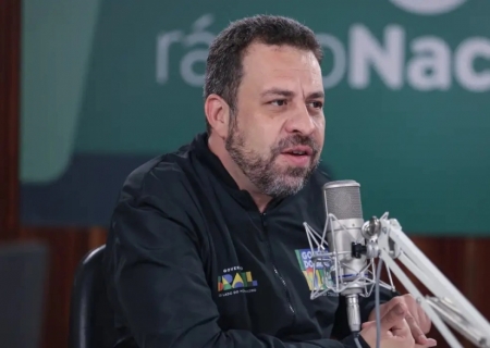 Acabar com a escala 6x1 é prioridade do governo, afirma Boulos