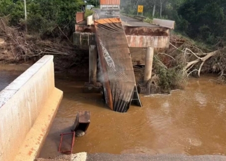 Carreta fica pendurada após ponte ceder com a força da chuva em Rio Negro