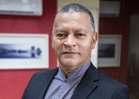 Tire o plástico dos pés