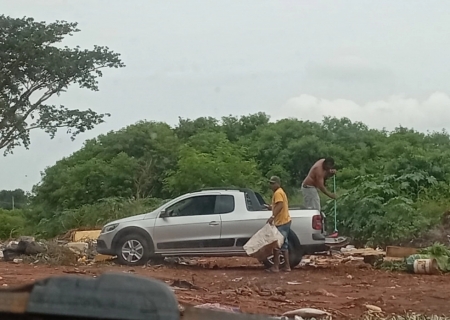 Dupla é flagrada descartando lixo atrás do Cemitério Municipal em Nova Andradina