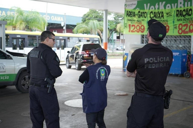 PF faz operação em 11 estados e no DF por preços abusivos de combustíveis
