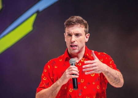 Léo Lins traz espetáculo “Enterrado Vivo” para Nova Andradina