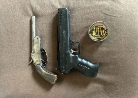 Homem é preso após polícia encontrar arma e munições em casa durante investigação de violência doméstica em Camapuã