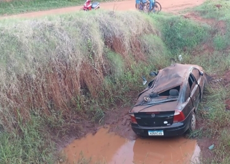 Motorista perde controle, capota veículo e cai em caixa de contenção em Angélica