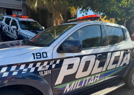 Mulher é detida após desacatar policiais e provocar tumulto em praça de Nova Andradina