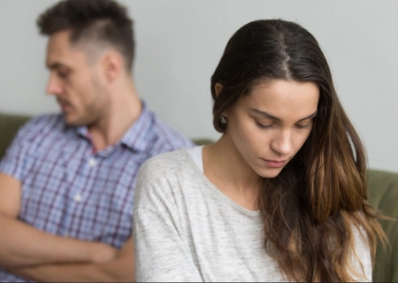 31% dos homens da Gen Z afirmam que a esposa deve ser submissa, diz estudo