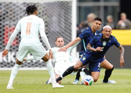 Brasil perde para a França em penúltimo teste antes da convocação final