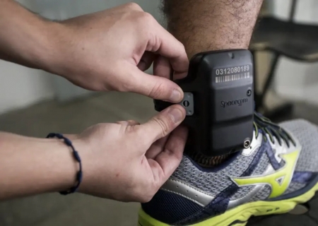 Senado aprova uso imediato de tornozeleira por agressor de mulher