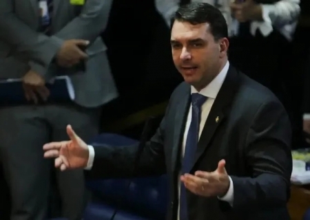 Flávio Bolsonaro pode oferecer chapa ao PSD após desistência de Ratinho Jr.