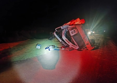 Caminhão carregado com soja tomba na MS-134 em Batayporã