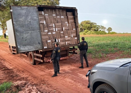 Contrabandista abandona caminhão com 40 mil pacotes de cigarros ao avistar o DOF em Mundo Novo