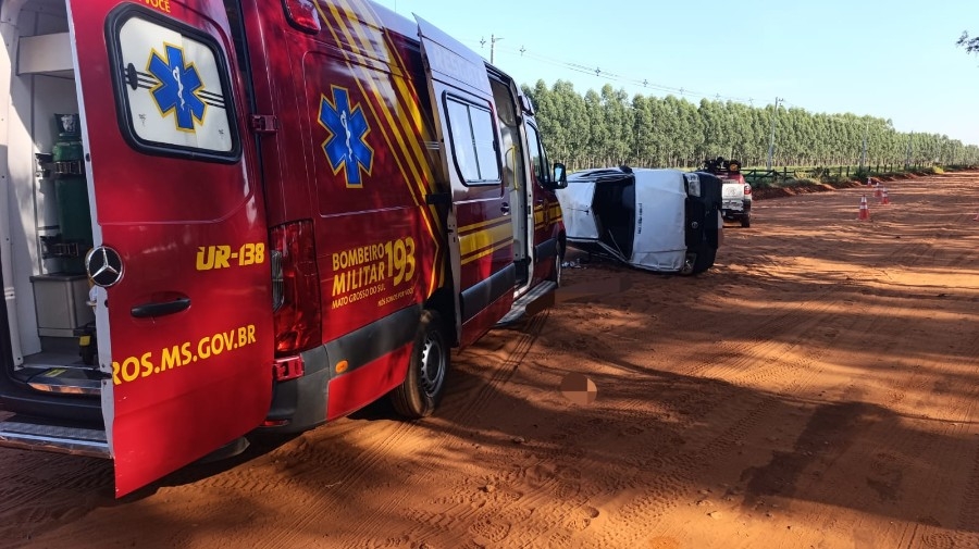 Dois jovens ficam feridos após carro capotar na MS-340