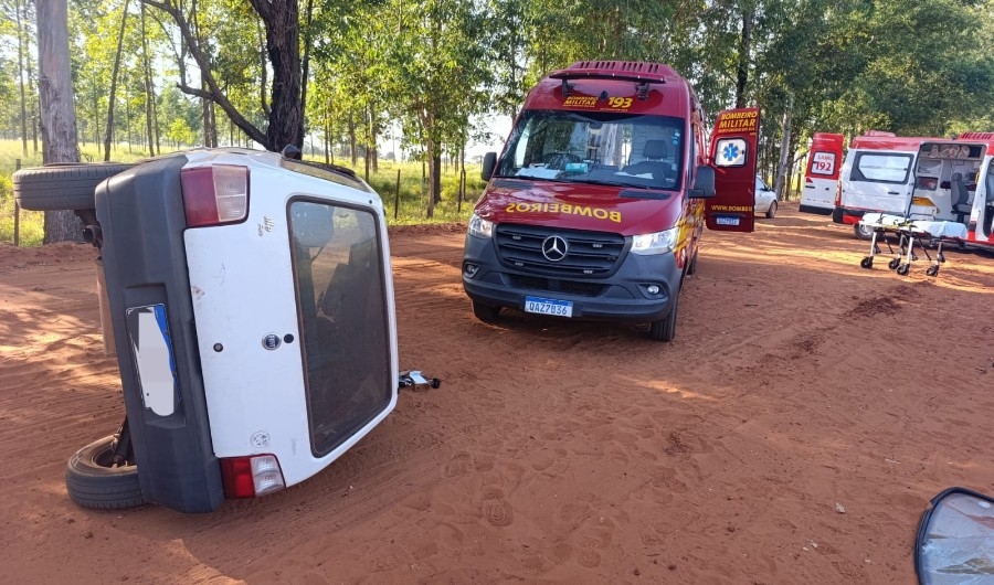 Dois jovens ficam feridos após carro capotar na MS-340