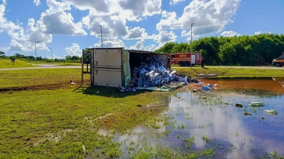 Caminhão carregado com peixes tomba em trevo da MS-338, em Santa Rita do Pardo
