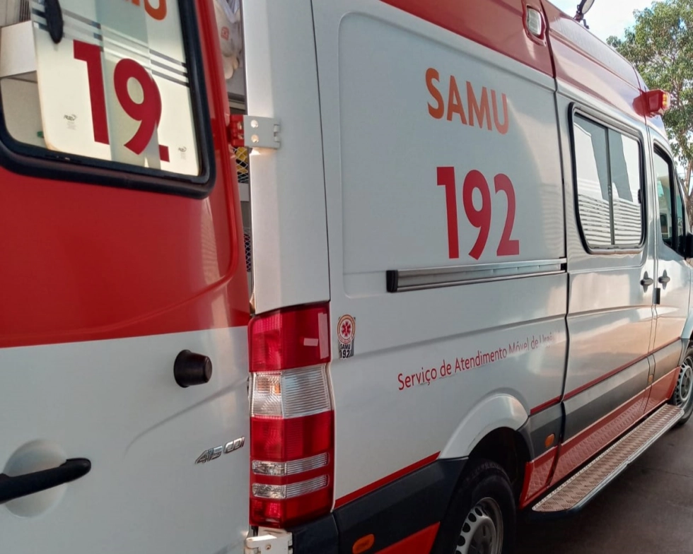 Acidente entre motoneta e carro deixa idosa ferida no centro de Nova Andradina