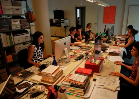 Emprego feminino aumenta 11%, mas desigualdade salarial persiste