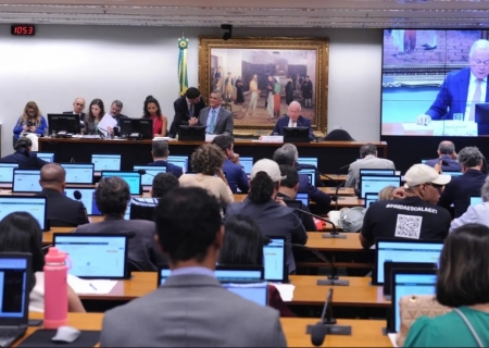 CCJ adia análise de PECs que propõem fim da escala 6x1 na Câmara