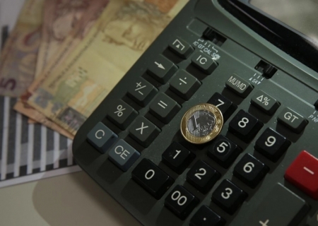 Endividamento das famílias sobe para 49,9% e bate recorde