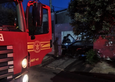 Incêndio atinge veículo em garagem no bairro Cristo Rei, em Nova Andradina