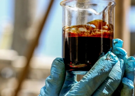 Petróleo dispara e ultrapassa US$ 100 após fala de Trump e tensão no Oriente Médio