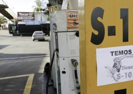 Governo cria subvenção e zera imposto para conter alta dos combustíveis