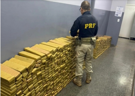 Traficante capota veículo com quase uma tonelada de maconha ao fugir da PRF em Sidrolândia
