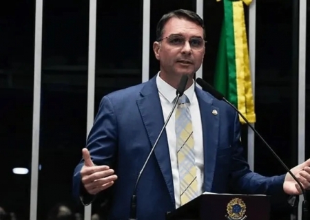 Flávio pede união na direita após farpas entre Eduardo e Nikolas