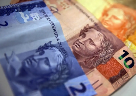 Aposentados e pensionistas do INSS começam a receber 13º nesta sexta