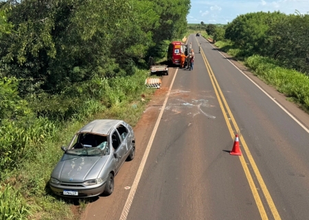 Em Nova Andradina, carro tomba na BR-376 após carretinha perder estabilidade
