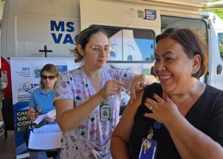 Mais de 1 mil servidores do HRMS são vacinados contra influenza em ação do Abril Verde