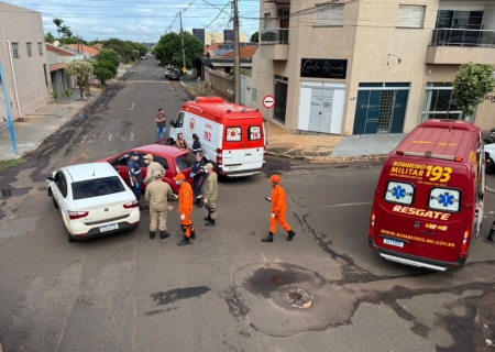 Colisão entre carros mobiliza resgate no centro de Nova Andradina