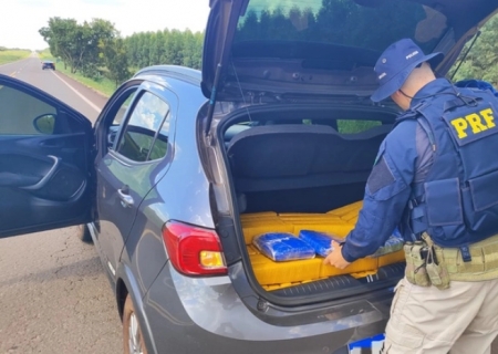 Carro furtado em Minas Gerais é recuperado carregado com maconha em Água Clara