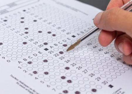 Concursos públicos voltam a atrair jovens no Brasil