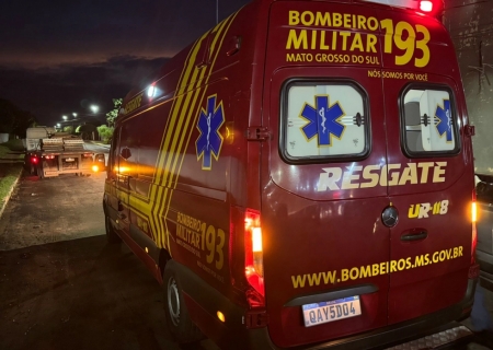 Caminhão prancha cruza avenida e bate em carro em Nova Andradina