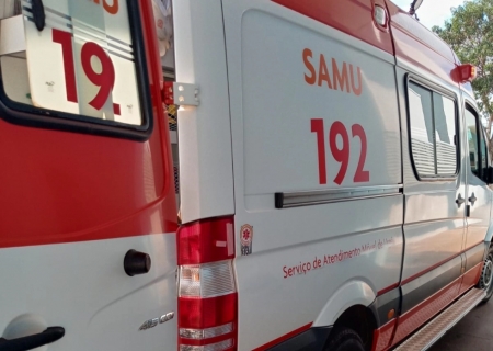 Acidente entre motoneta e carro deixa idosa ferida no centro de Nova Andradina