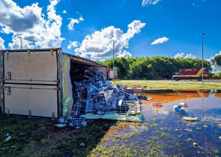 Caminhão carregado com peixes tomba em trevo da MS-338 em Santa Rita do Pardo