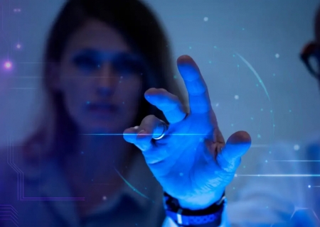 IA acelera desinformação e ameaça democracias, alerta pesquisa