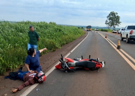 Acidente entre carro e moto deixa motociclista ferido na MS-134 em Nova Andradina