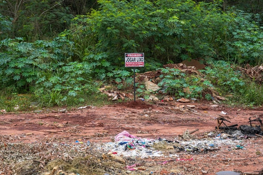 Prefeitura instala placas contra descarte irregular de lixo em Nova Andradina